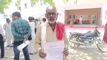 महोबा: पुन्नियां में एक व्यक्ति ने भूमिधरी जमीन पर अवैध निर्माण और लेखपाल व प्रधान पर मिलीभगत का लगाया आरोप, डीएम से की शिकायत
