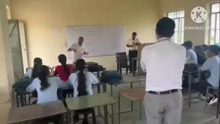 सीकर: एसडीएम मीणा बने कुछ समय के लिए शिक्षक, ली बच्चों की क्लास और जांचा शैक्षिक स्तर