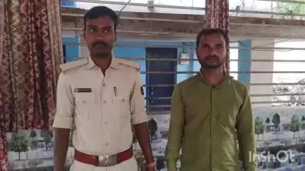 मधेपुरा: पुलिस ने कॉमर्स कॉलेज के पास छापा मारकर विभीषण कुमार को गिरफ्तार किया, फर्जी संस्थान खोलकर गमन का आरोप