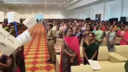 కామారెడ్డి: ప్రజా ప్రతినిధులు, అధికారులు సమన్వయంతో జిల్లాలో సీజనల్ వ్యాధులు వ్యాపించకుండా కట్టుదిట్టంగా చర్యలు తీసుకోవాలి : సీతక్క