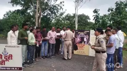 धार: तिरला पुलिस ने चलाया नशा मुक्ति जागरूकता अभियान, जयस संगठन ने सौंपा ज्ञापन