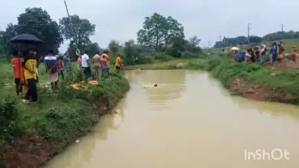 ବୀରମିତ୍ରପୁର: ହାତିବାରୀ ଥାନା ଅନ୍ତର୍ଗତ ନୂଆଗାଁ ଫାଣ୍ଡି ଅଞ୍ଚଳର କାରିମାଟି ଗ୍ରାମ ପାଖରେ ଥିବା ପୋଖରୀରୁ ମୃତ ମହିଳାଙ୍କ ଶବ ଉଦ୍ଧାର।