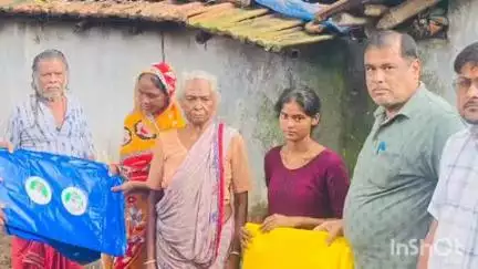 घाटशिला: लगातार बारिश से कई घर गिरे, भाजपा नेत्री व झामुमो नेताओं ने तिरपाल देकर मदद की