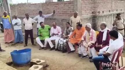 शाहपुर: शाहपुर में पुलिस की गोली लगने से मृतक के परिजनों से जगदीशपुर विधायक राम विशुन सिंह लोहिया ने की मुलाकात