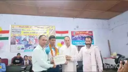 डुंडा: राजकीय कीर्ति इंटर कॉलेज उत्तरकाशी में एवरेस्ट विजेता सचिन कुमार को किया गया सम्मानित