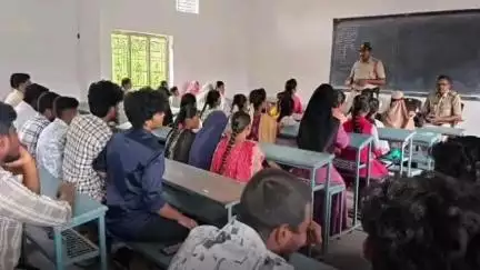రోడ్డు భద్రతా నిబంధనలపై విద్యార్థులకు అవగాహన కల్పించిన కోవెలకుంట్ల ఎస్సై మల్లికార్జున రెడ్డి