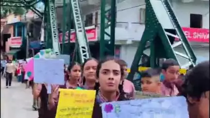 बागेश्वर: एक निजी स्कूल ने नदीगांव से नगर भर में हरेला पर्व की पूर्व संध्या पर एक जागरूकता रैली का आयोजन किया, एक पेड़ मां के नाम