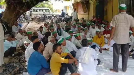 आंवला: तहसील गेट के सामने भाकियू की हुई मासिक पंचायत, किसानों की समस्याओं को लेकर एसडीएम को सौंपा ज्ञापन