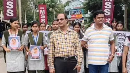 ଅନୁଗୋଳ: ବାଲେଶ୍ବର FM କଲେଜ ଛାତ୍ରୀ ମୃତ୍ୟୁକୁ ନେଇ ବଡ଼କେରା ଠାରେ ଶ୍ରୀ ଜଗନ୍ନାଥ ଉଚ୍ଚ ମହାବିଦ୍ୟାଳୟ ଛାତ୍ରଛାତ୍ରୀଙ୍କ ପ୍ରତିବାଦ