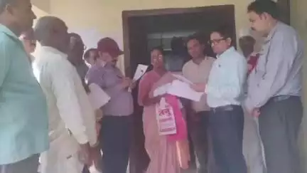 चौसा: अपर समाहर्ता बक्सर ने चौसा अंचल कार्यालय का किया औचक निरीक्षण, दिए आवश्यक दिशा निर्देश
