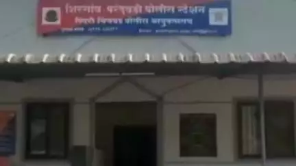 मावळ: पुसाणे येथे पोलिसांच्या कारवाईत 1,48,000 रु.चे हातभट्टीचे गुळमिश्रित कच्चे रसायन नष्ट