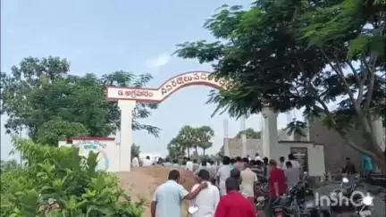 విజయనగరం: చీపురుపల్లిలో జగనన్న కాలనీకు వెళ్లే రహదారిని కప్పేసిన జనసేన నాయకుడు, నిరసన చేపట్టిన మహిళలు #localissue