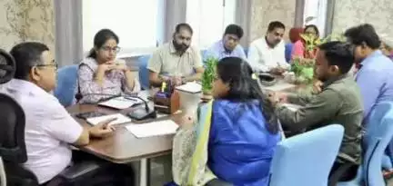 चास: बोकारो उपायुक्त ने समाहरणालय में कृषि एवं सहकारिता विभाग के अधिकारियों के साथ बैठक की
