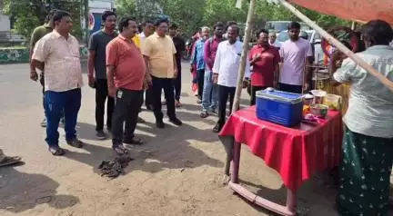 గుంటూరు: ఆక్రమణలు తొలగించడంలో నిర్లక్ష్యంగా ఉన్న 57,58 సచివాలయ ప్లానింగ్ కార్యదర్శులకు షోకాజ్ నోటీసులు ఇవ్వాలని ఆదేశించిన కమిషనర్