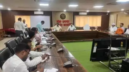 नवाबगंज: कलेक्ट्रेट स्थित लोकसभागर में जिलाधिकारी ने चकबंदी कार्यों की समीक्षा की, दिए समयबद्ध निस्तारण के निर्देश