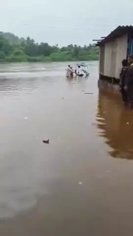 खेड: खेड मटन मार्केट परिसरात पुराच्या पाण्यात अडकलेल्या महिलेला तीन तरुणांनी वाचवले