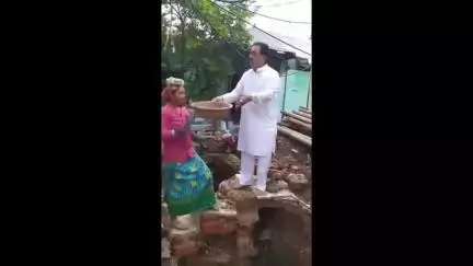 सिवनी: फोटो खिंचवाने के चक्कर में व्यक्ति 12 फीट गहरे गड्ढे में गिरा, वीडियो वायरल