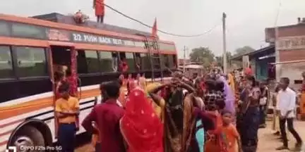डंडई: डंडई के जरही गांव से बोल बम के जयकारों के साथ कांवरियों का जत्था रवाना, ग्रामीणों ने किया भव्य स्वागत