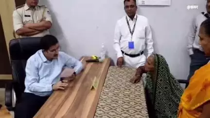 खंडवा नगर: खंडवा कलेक्टर ने जनसुनवाई में सुनीं समस्याएं, वृद्ध महिला को नया मीटर लगाने के निर्देश दिए