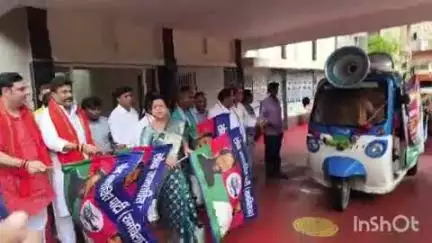 बांका: बांका परिसदन से लोजपा के प्रदेश अध्यक्ष ने जनसंपर्क अभियान रथ को हरी झंडी दिखाकर किया रवाना