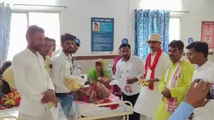 जीरापुर: राज्यमंत्री नारायण सिंह पंवार के जन्मदिन के अवसर पर CHC जीरापुर में मरीजों को वितरित किए गए फल