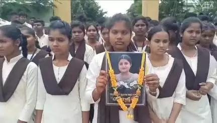 କୋଟପାଡ: FM କଲେଜ ଛାତ୍ରୀ ଆତ୍ମାହୁତି ଘଟଣା, ବୈପାରୀଗୁଡ଼ା ସ୍ଥିତ ଶହୀଦ ଲକ୍ଷ୍ମଣ ନାୟକ କଲେଜ ଆଗରେ ବିଜେଡି ପକ୍ଷରୁ ପ୍ରତିବାଦ ସଭା ଅନୁଷ୍ଠିତ