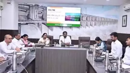 धमतरी: जिला मुख्यालय में कलेक्टर ने स्वास्थ्य विभाग की बैठक ली, आयुष्मान व वयोवृद्ध कार्ड शत-प्रतिशत बनाने के दिए निर्देश