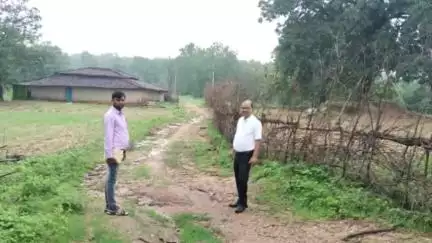 कुंदा: कुन्दा में पीसीसी पथ निर्माण को लेकर बीडीओ ने सड़क का निरीक्षण किया