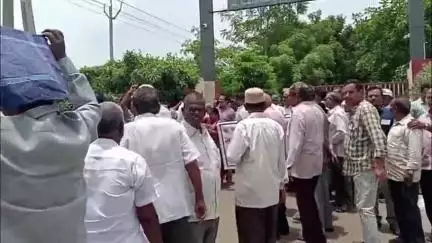 రాజమండ్రి సిటీ: కలెక్టరేట్ వద్ద విశ్రాంత ఉద్యోగుల సంఘం నిరసన కార్యక్రమం