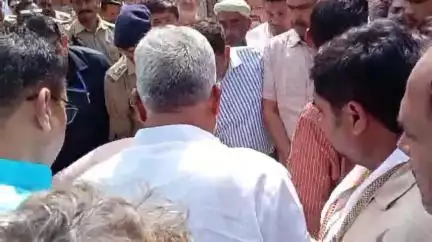 कर्वी: चित्रकूट के रामघाट पहुंचे जल शक्ति के मंत्री ने बाढ़ प्रभावित दुकानदार को देखकर कहा- सब की होगी मदद