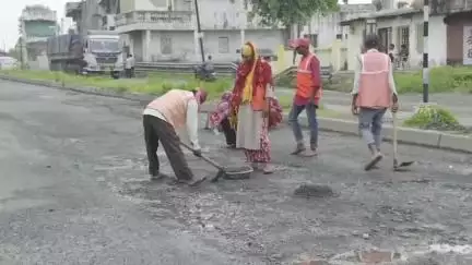 નાંદોદ: આમલેથા ખાતે મેટલ અને સીસી પેચવર્કથી માર્ગ મરામત કાર્યનું કાર્યપાલક ઇજનેર મોદીએ જાત નિરીક્ષણ કર્યુ.