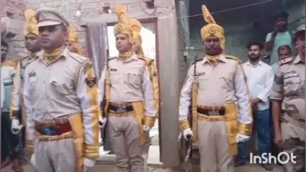बलिया: शिवपुर दीयर में एएसआई हाफिज़ अंसारी को दी गई अंतिम विदाई, राजकीय सम्मान के साथ हुआ अंतिम संस्कार