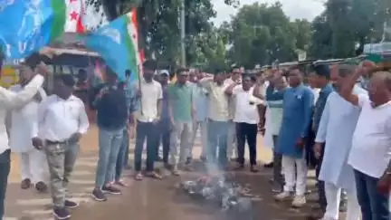 चारामा: बिलासपुर में व्यापम द्वारा ली जा रही PWD की भर्ती परीक्षा में नक़ल के मामले को लेकर NSUI ने कोरर चौक पर किया प्रदर्शन