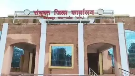 बलरामपुर: कलेक्टर ने आमजनों की समस्याएं सुनी, संबंधित अधिकारियों को दिए निराकरण के निर्देश