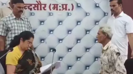 मंदसौर: सुशासन भवन के सभागृह में जनसुनवाई का हुआ आयोजन, कलेक्टर ने सुनी लोगों की समस्याएँ