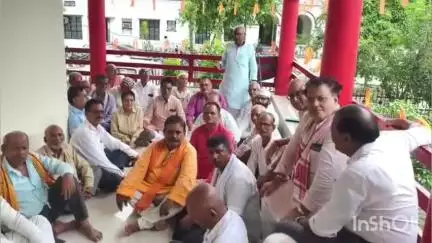 बलिया: जिला कोषागार परिसर में पेंशन संशोधन के विरोध में एकदिवसीय धरना, डीएम को सौंपा गया ज्ञापन