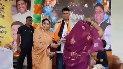 तिल्दा: खरोरा में भाजपा किसान मोर्चा के प्रदेश मंत्री वेद राम मनहरे का जन्मदिन, हजारों लोगों ने बढ़ाया