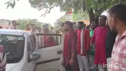 खलीलाबाद: तामेश्वर नाथ मंदिर के पास पुलिस ने प्रेमी जोड़े को पकड़ा, घंटों तक चली पंचायत