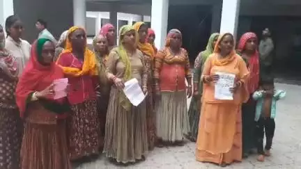 मुरैना नगर: सरकारी योजना से वंचित वार्ड-2 की लोहपीटा समाज की महिलाओं ने कलेक्ट्रेट पहुंचकर लगाई गुहार, कहा- घर में शौचालय नहीं है