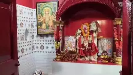 महुआ: महुआ के पुरानी बाजार स्थित महावीर मंदिर परिसर में मंगलवार शाम को सामूहिक हनुमान चालीसा पाठ का आयोजन