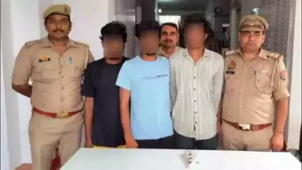 खुर्जा: खुर्जा पुलिस ने हत्या का प्रयास करने वाले 3 अभियुक्तों को किया गिरफ्तार, कब्जे से अवैध असलहा और मोटरसाइकिल बरामद