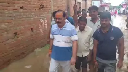 राजनगर: जलभराव से परेशान ग्राम गंज के ग्रामीणों के बीच पहुंचे विधायक अरविंद पटेरिया, खुद पानी में उतरकर हालातों का लिया जायज़ा