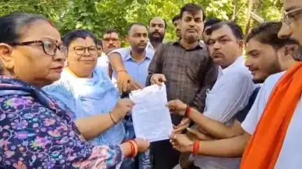 बहराइच: कलेक्ट्रेट पहुंचे राष्ट्रीय ब्राह्मण महासंघ के पदाधिकारियों ने मांगों को लेकर किया प्रदर्शन, सौंपा ज्ञापन
