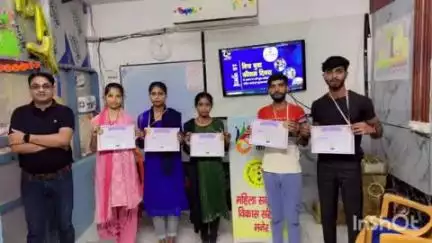 मनेर: बस्ती रोड मोहल्ला स्थित कौशल विकास केंद्र में विश्व युवा कौशल दिवस पर छात्र-छात्राएं पुरस्कृत