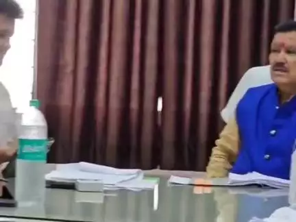 सारंगपुर: सारंगपुर में विधायक गौतम टेटवाल ने अधिकारियों की लगाई क्लास, विकास कार्यों की समीक्षा की