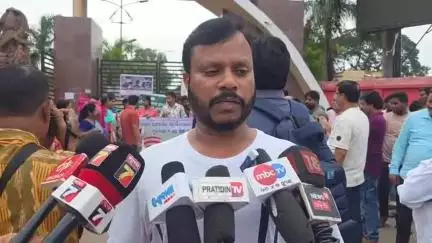 ସମ୍ବଲପୁର ମ୍ୟୁନିସିପାଲଟି: ସମ୍ବଲପୁର ଜିଏମୟୁ ସମ୍ମୁଖରେ ବିଜୁ ଯୁବ ଛାତ୍ର ଜନତାଦଳ ପକ୍ଷରୁ ଧାରଣା, ପ୍ରତିକ୍ରିୟା ରଖିଲେ ଦେବାଶିଷ ପରିଡ଼ା