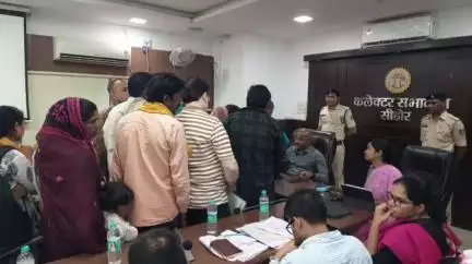 सीहोर नगर: कलेक्ट्रेट में हुई जनसुनवाई, कलेक्टर ने सुनी लोगों की समस्याएँ और दिए समाधान के निर्देश