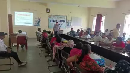 प्रतापपुर: प्रतापपुर में बीएलओ व पर्यवेक्षकों को विशेष गहन पुनरीक्षण को लेकर मिला प्रशिक्षण