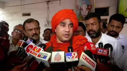 ಹುನಗುಂದ: ಕಾಶಪ್ಪನವರ್-ನಾನು ಗುರು ಶಿಷ್ಯರು,ಗೊಂದಲ ಬಗೆ ಹರಿಸಿ ಕೊಳ್ಳುತ್ತೇವೆ, ಪಟ್ಟಣದಲ್ಲಿ ಪಂಚಮಸಾಲಿ ಪೀಠದ  ಶ್ರೀ ಬಸವಜಯ ಮೃತ್ಯುಂಜಯ ಶ್ರೀ