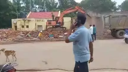 ಜಗಳೂರು: ಜಗಳೂರಲ್ಲಿ ಸರ್ಕಾರಿ ಕಟ್ಟಡಗಳ ನೆಲಸಮ